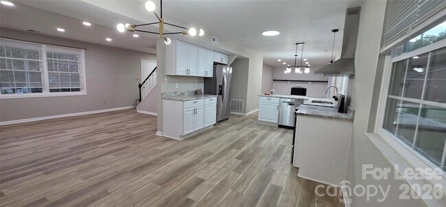 Foto del edificio - 7200 Shadowlake Dr