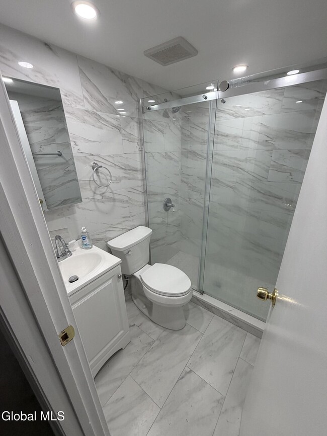 Building Photo - 58 S Swan St