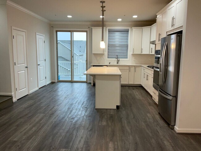 Foto del edificio - Beautiful 4BR 3.5BA 3 level townhome with 2 car attached garage located in the Cabin Branch Commu...