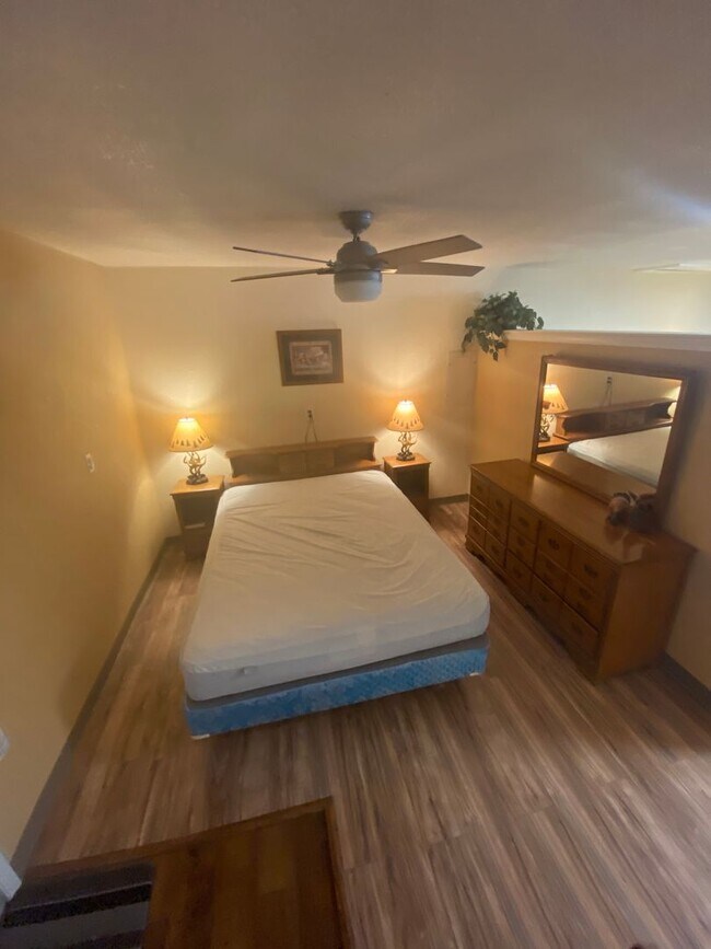Foto del edificio - Adorable studio with large garage and work...