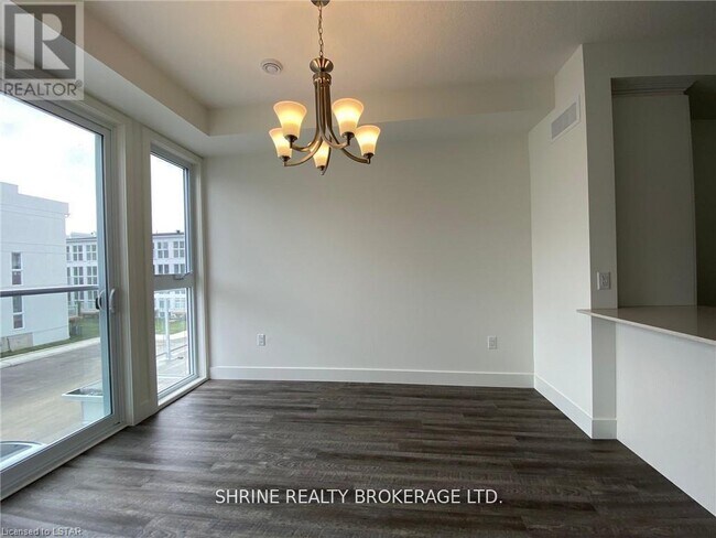 Photo du bâtiment - 234-234 Edgevalley Rd