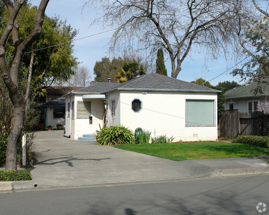 Primary Photo - 217 Benton St