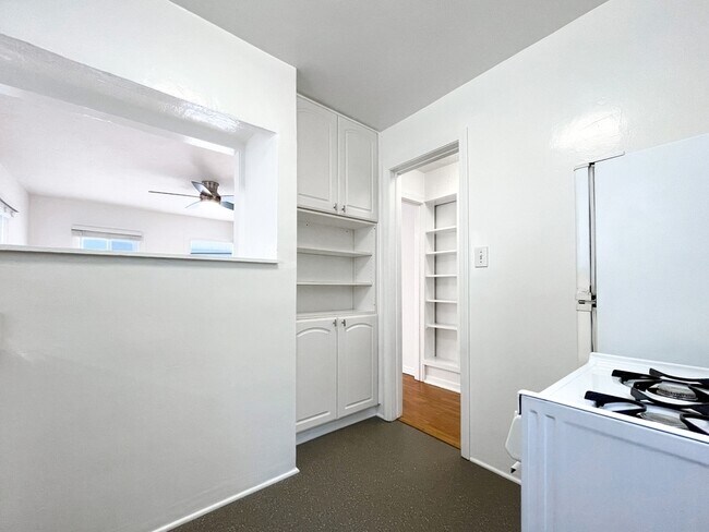 Building Photo - Spacious Studio - Steps to the Sand