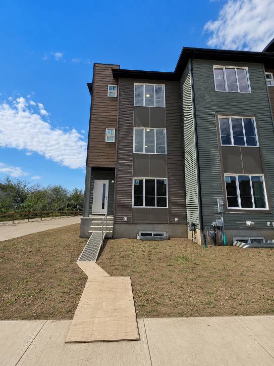 Building Photo - 202 Deer Valley Dr