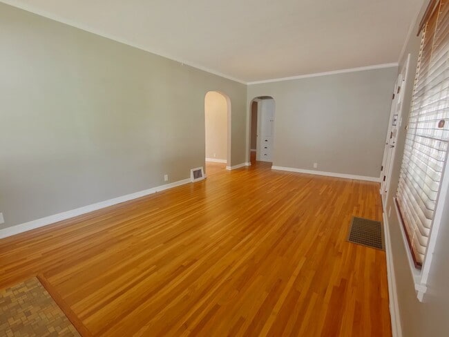Building Photo - 242 S Bleckley Dr