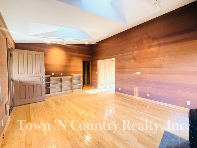 Foto del edificio - Charming 2BR/1BA Home in Maple Park – Full...