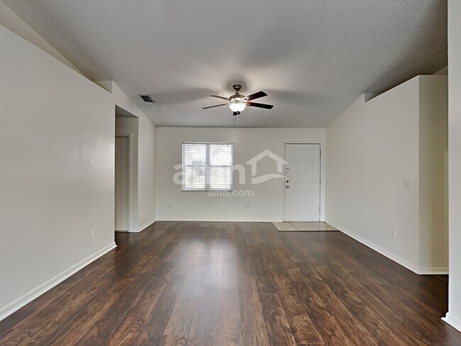 Building Photo - 332 SW Hollyhock Ct