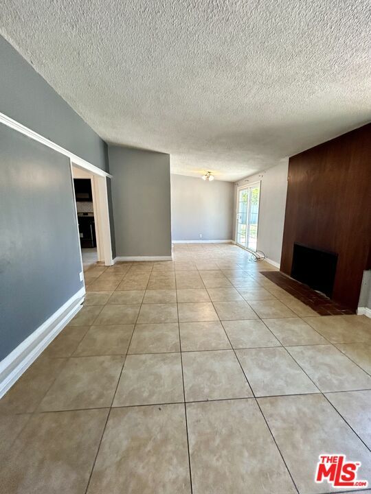 Foto del edificio - 8198 Helena Ave