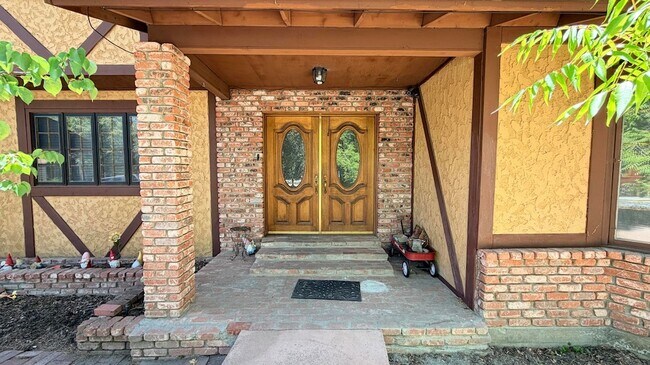 Building Photo - 54061 Linger Ln