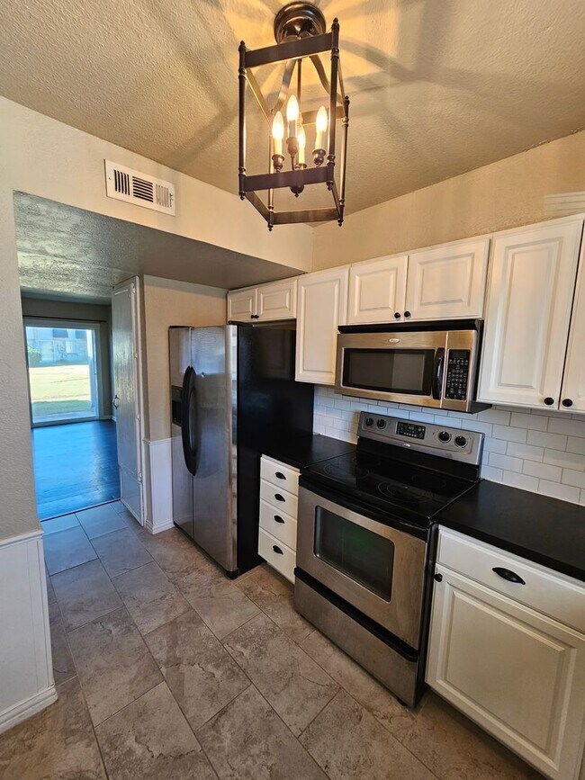 Foto del edificio - (2) Bed/2.5 (Bath)Townhome! Pool Access!