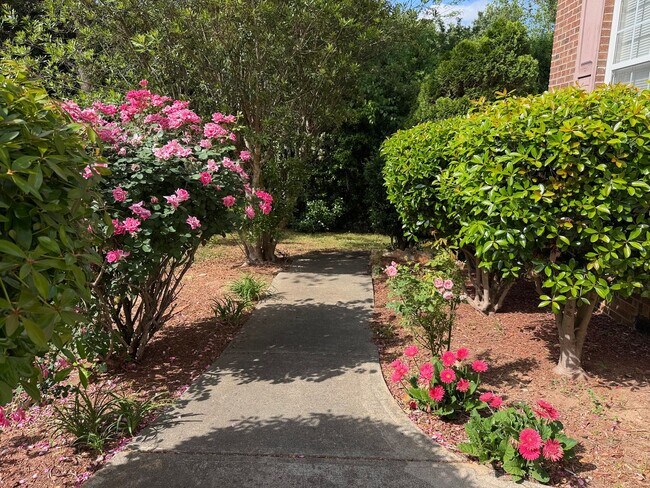 Foto del edificio - Beautiful Single-Family Home with Finished Basement & Fenced Backyard