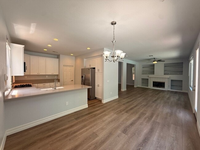 Building Photo - Spacious 4BD/2.5BA Home in Sorrento Valley with Pool, Backyard Patio & 2-Car Garage