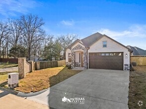 Building Photo - 2701 Stone Hedge St