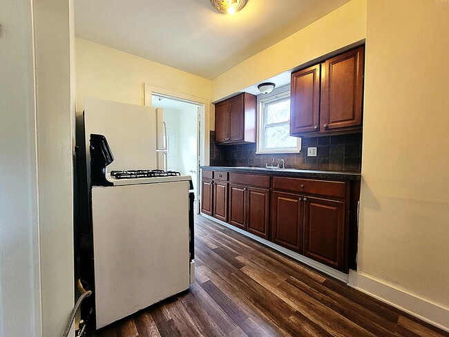 Foto del edificio - 588 Sanford Ave