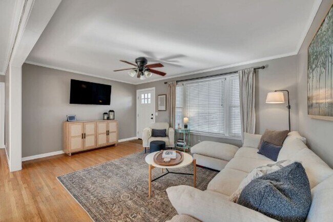 Building Photo - Renovated Ranch, Fenced Yard, Separate Studio