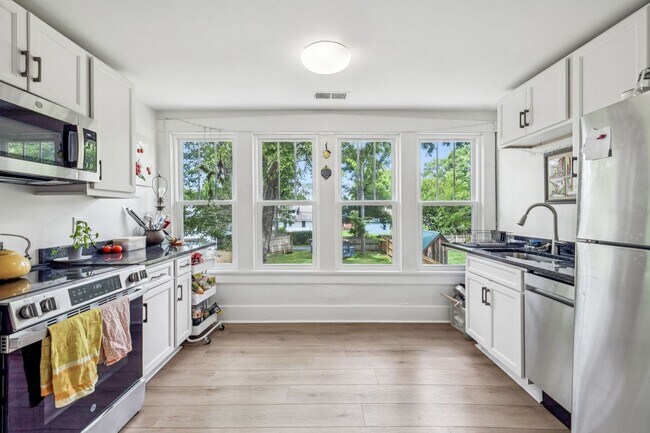 Foto del edificio - Charming Renovated 2BR/1BA Duplex in 1940s...