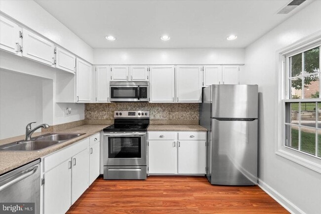Building Photo - 8123 Kingsway Ct