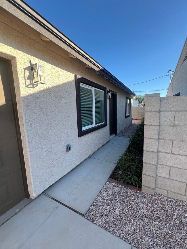 Building Photo - 4 Bed 2 Bath Close to Sky Harbor