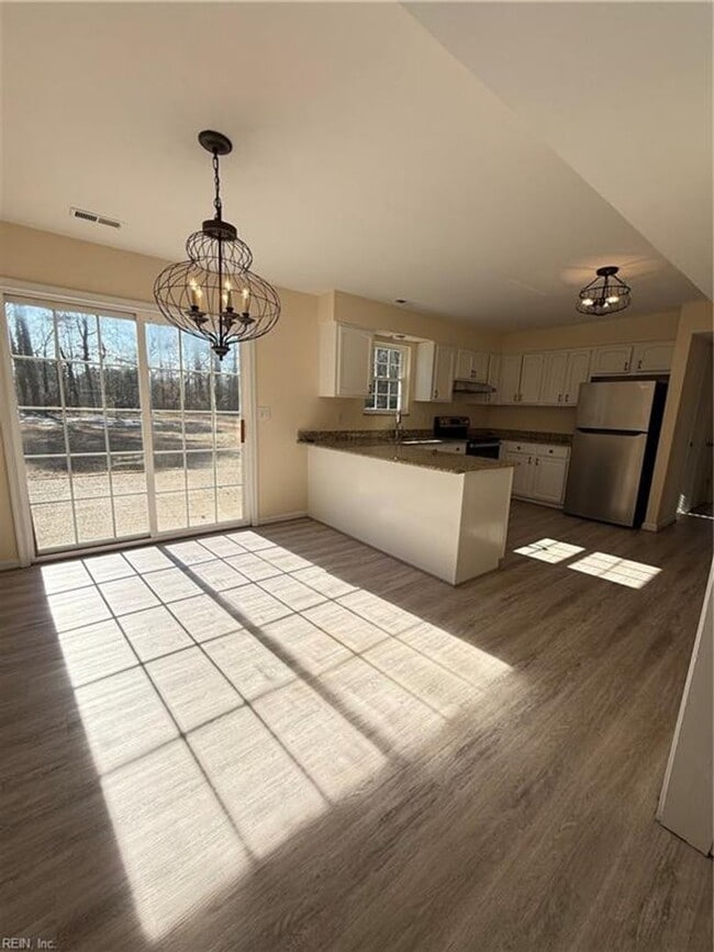 Building Photo - 3 BR 2.5 BA House