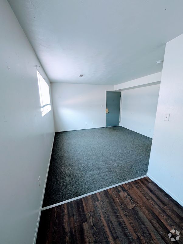 Building Photo - 227 W Elm St