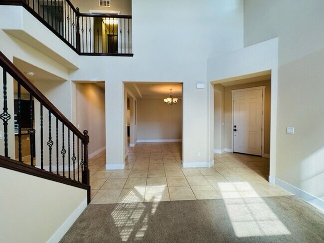 Building Photo - MOVE IN BONUS $300 off, $3,200 Nees & Loca...