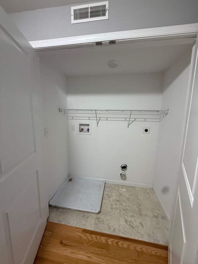 Building Photo - Beautifully Renovated 2 bedroom home with office.