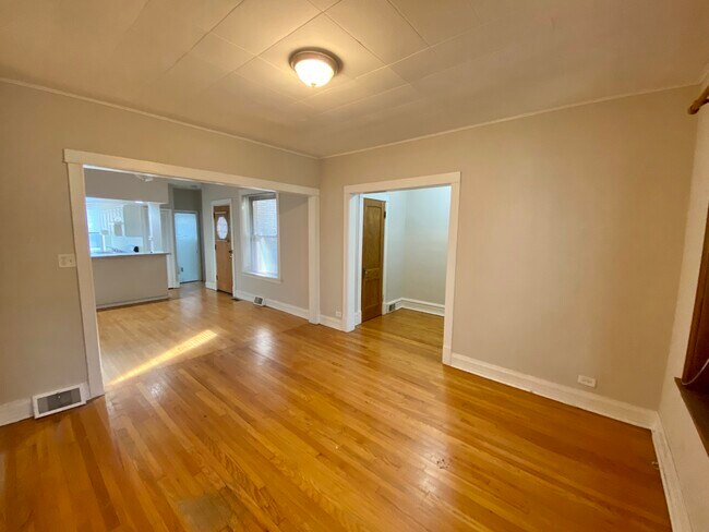 Foto del edificio - 2221 W School St