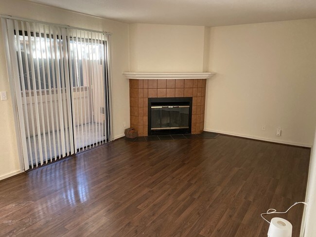 Building Photo - 2 bedroom 1 bath unit on the first floor