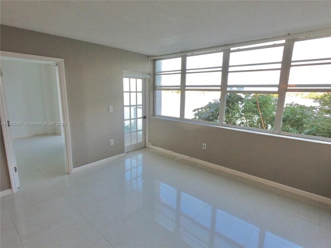Building Photo - 1301 NE Miami Gardens Dr