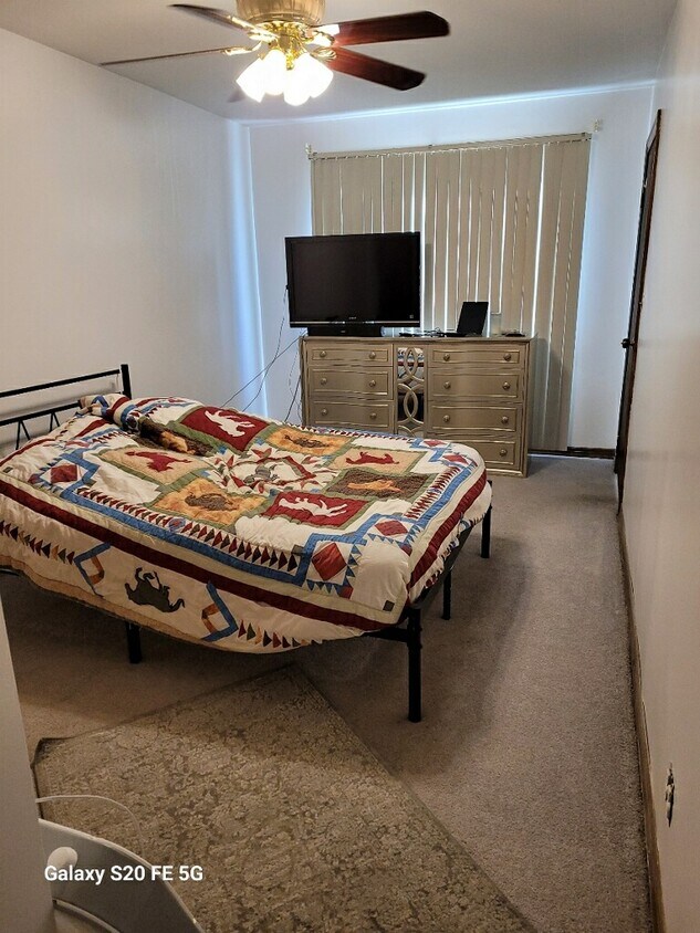 Foto del edificio - 5734 W Newport Ave