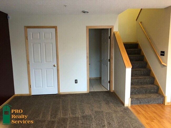 Building Photo - 3 Bedroom Townhouse in Spring Lake Park