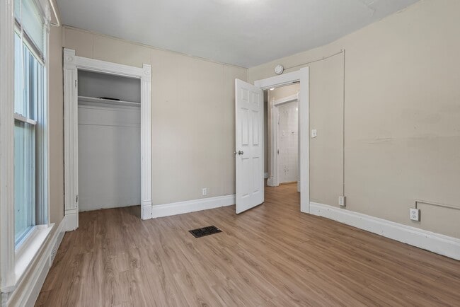 Building Photo - 1804 1/2  College St (Upper Level)