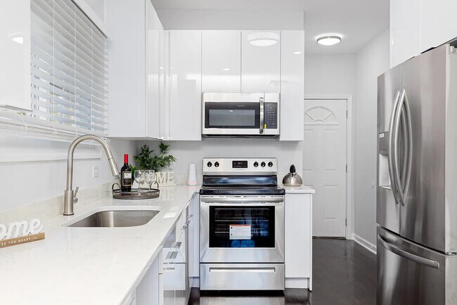 Foto del edificio - Room in House on Browns Mill Rd SE