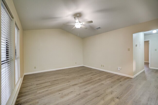 Foto del edificio - 8615 Rockwood Ln
