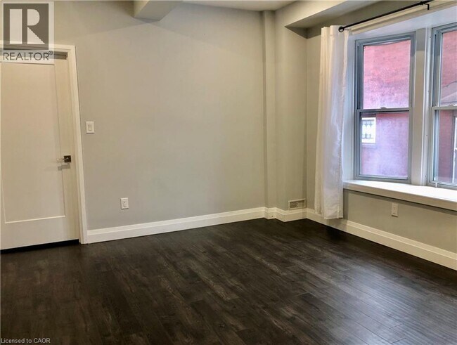 Photo du bâtiment - 8 Wellington St S