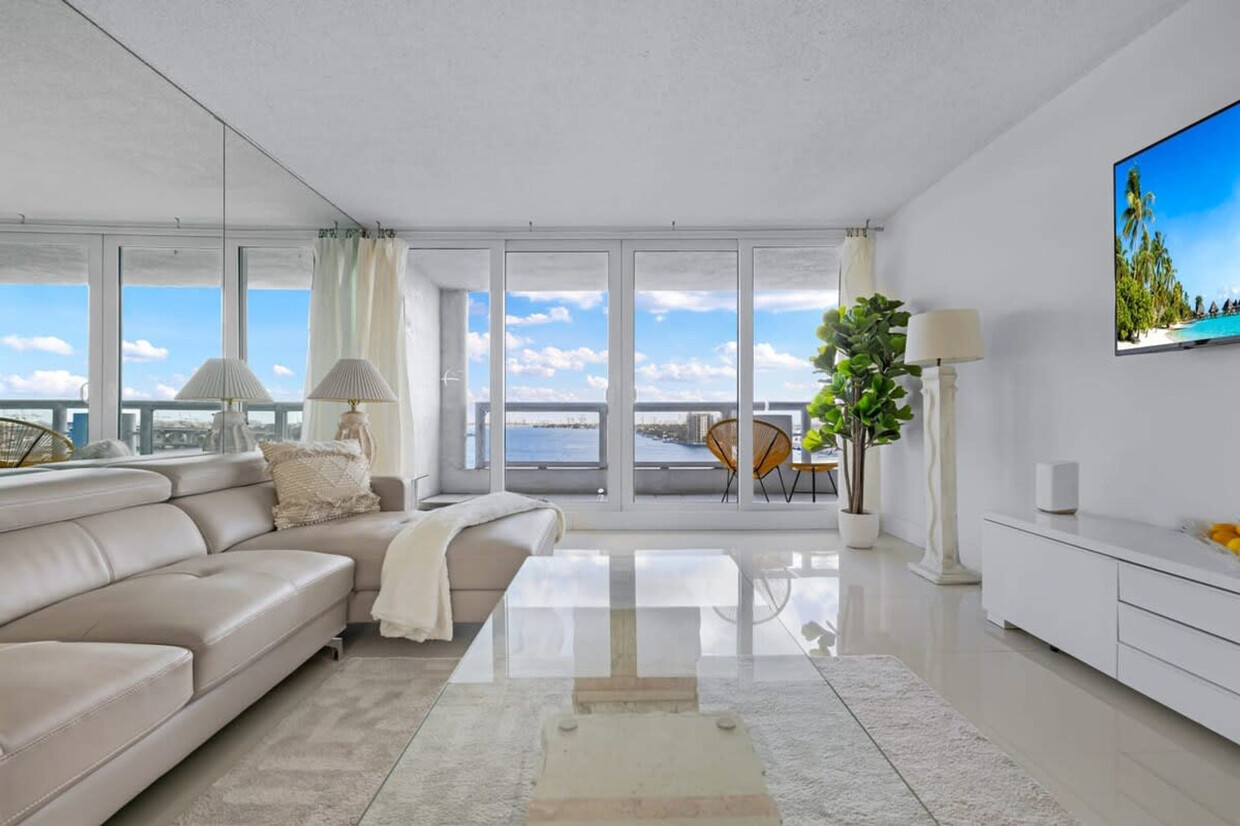 Primary Photo - 1717 N Bayshore Dr