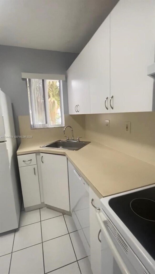 Foto del edificio - 2690 W 76th St