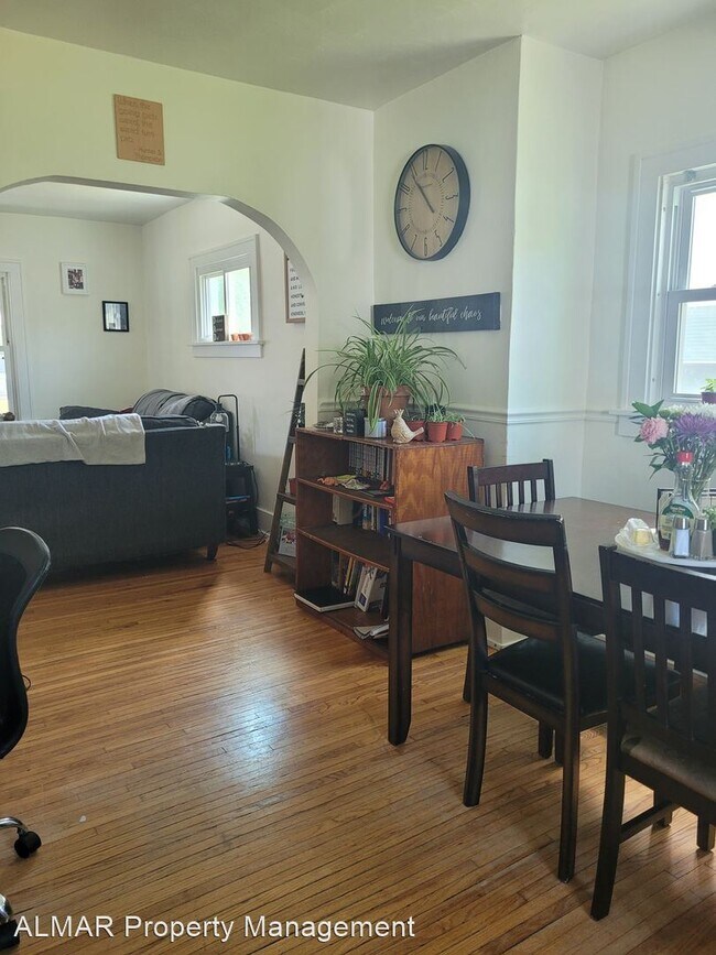 Building Photo - 3 br, 1 bath House - 444 S. Summit