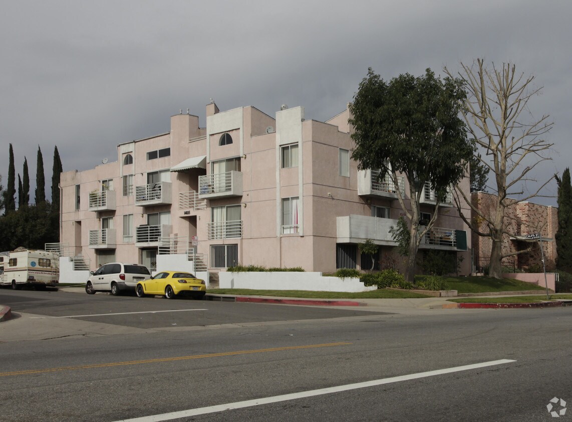 Primary Photo - Royal Oaks Apartments