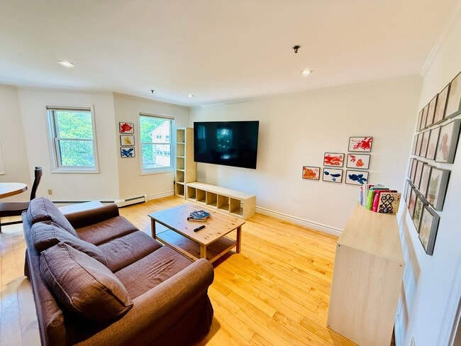 Building Photo - Beautiful 3 level townhouse - ALL utilitie...