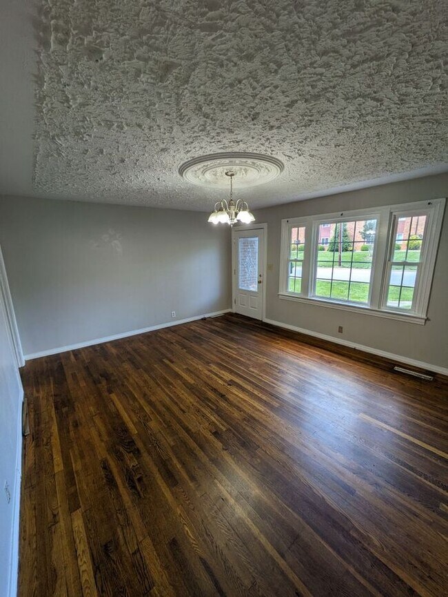 Building Photo - 3BD/1BA Single Family Home in Hickory!