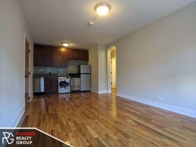 Building Photo - 560 W Arlington Pl