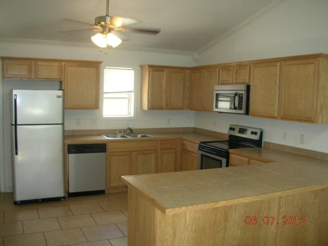 Kitchen - Shady Heights Apartment Homes