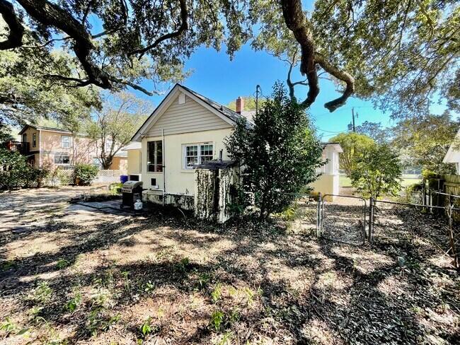 Building Photo - 2152 Golfview Dr