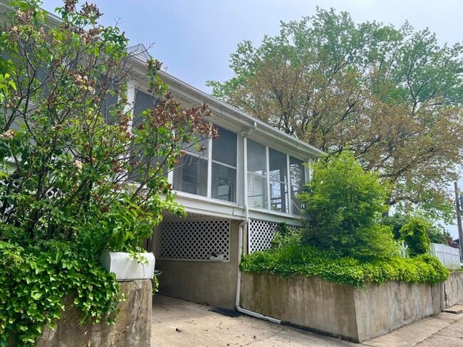 Building Photo - FURNISHED Midterm rental: LOCATION LOCATION LOCATION: 3 bed 3bath for rent