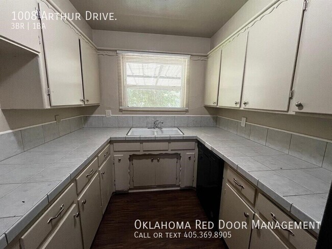Building Photo - 1008 Arthur Dr