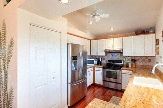 Building Photo - UNFURNISHED 3/2 PRIVATE HOME WITH OCEAN VIEW! AVAILABLE NOW!