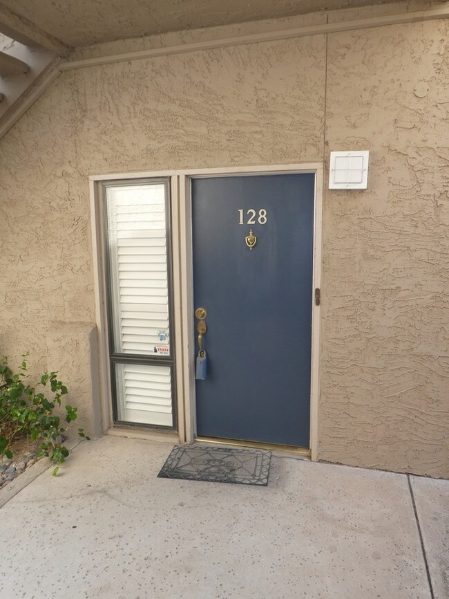 Building Photo - 1201 E Northshore Dr