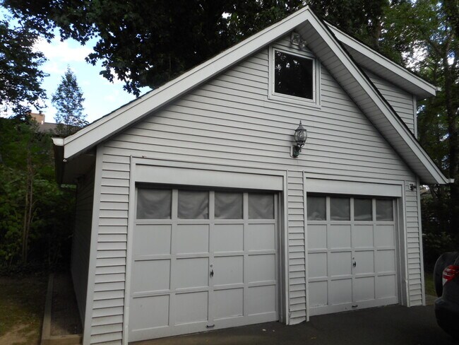 Building Photo - 609 Pascack Rd