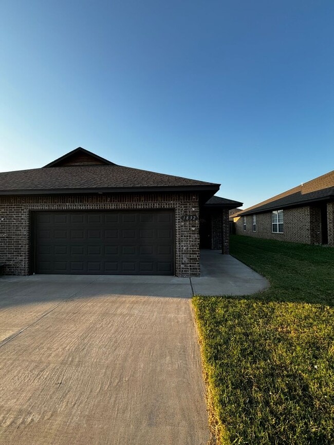 Building Photo - 1832 Post Oak Rd